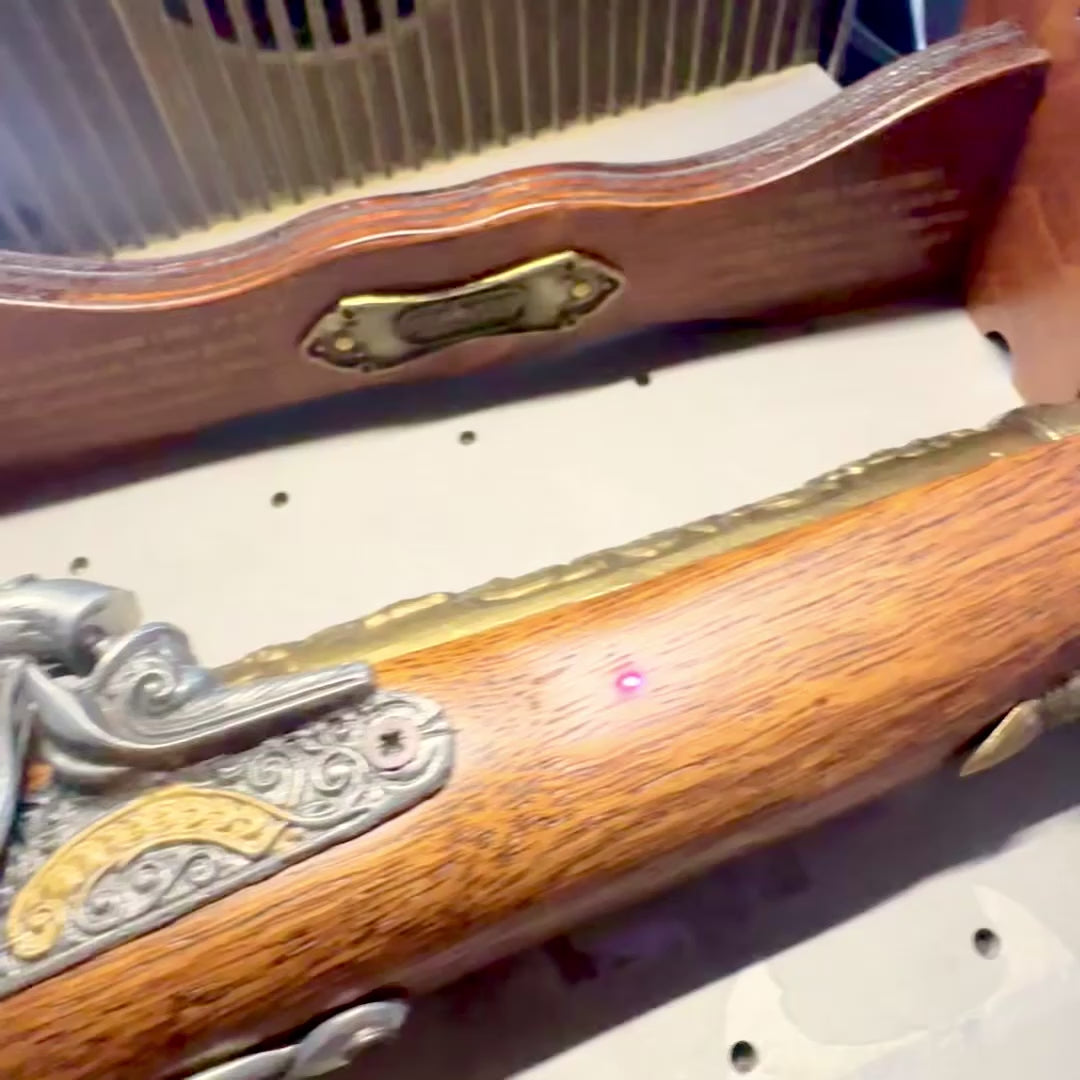 Replika af Flintelås Pistol fra det 18. århundrede på Stativ med mulighed for personlig gravering - Elegant Dekoration og Perfekt Gave til Historieentusiaster - Fremstillet af Metal og Træ, Længde 38 cm