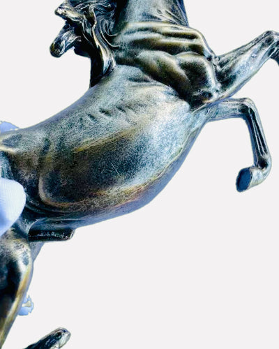 Noblesse - Figur, Statue af en Hest i Bevægelse - mulighed for personalisering med gravering som gave