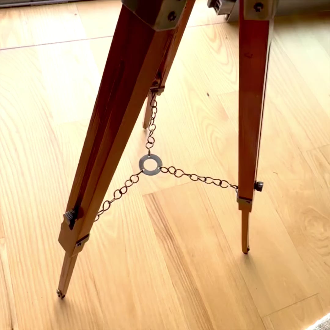 Elegant kolonialglobus på trætreben NC2140 med justerbar højde op til 78 cm, lamineret kort i hvide og brune nuancer, ideel som gave med mulighed for personlig gravering  