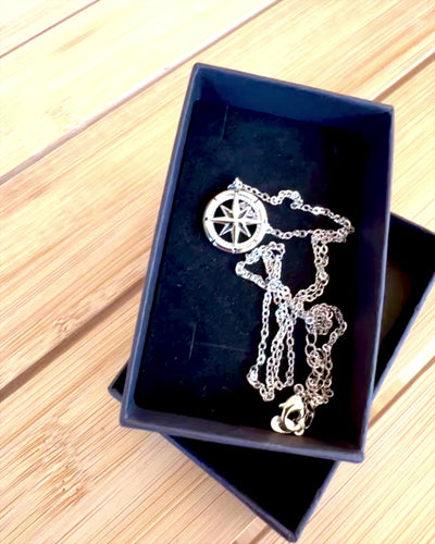 Sølvhalskæde med Lille Symbol - "Rejsendes" Kompas, mulighed for personlig gravering som gave