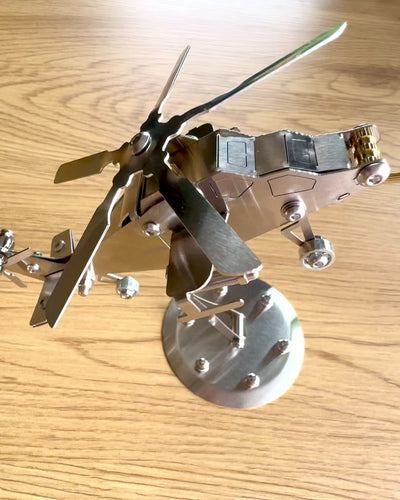 Metalmodel af helikopteren "SkyRider" – Justerbart skrivebordsstativ med personlig gravering som gave