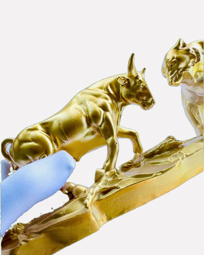 Duel af Kæmper - Dekorativ Skulptur Tyr og Bjørn - mulighed for personlig gravering - gylden farve