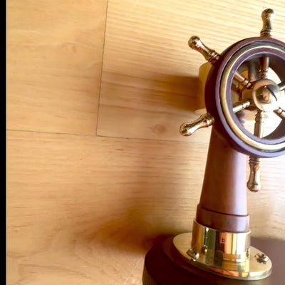 Elegant skrivebordsæt med rat og kompas med penneholder – træ og messing – personlig gravering – perfekt gave til sejler – højde 14,5 cm