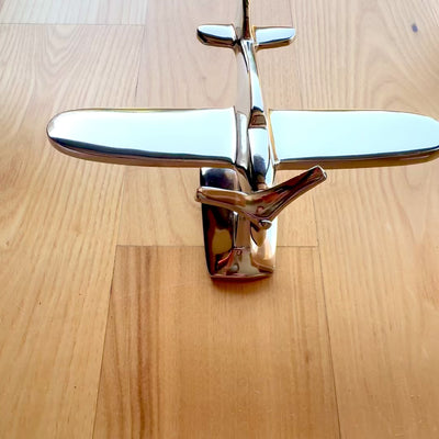 Model af en-motors fly N-0896 i aluminium i sølvfarve, 17x14x11 cm
