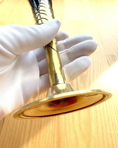 Glas „Håndværkets Ånd” af bøffelhorn og messing – håndlavet i Indien, 22 cm, mulighed for personliggørelse med gravering som gave