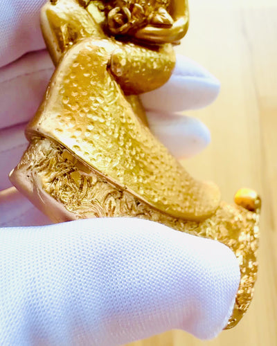 Figur "Evig Kærlighed" i guld - 11 cm, Lille Dekorationsfigur med Mulighed for Gravering