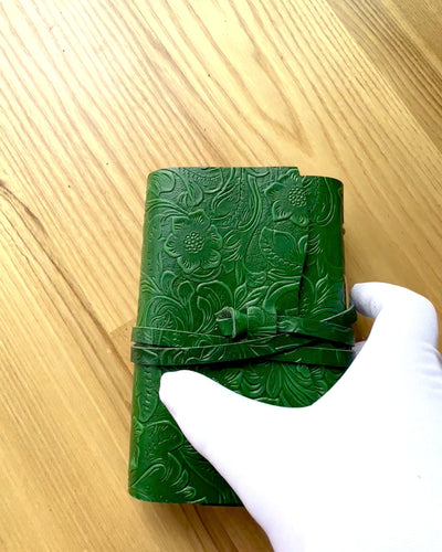 Premium Lædernotesbog "Naturens Elegance" - 200 sider, 120g, notesbog, skitsebog, 2 farver at vælge imellem, personliggørelse med gravering