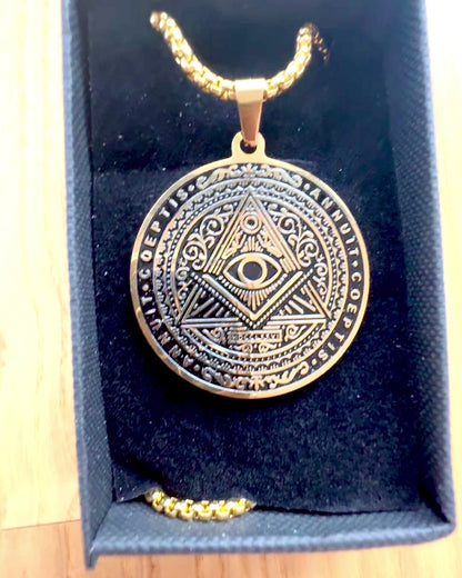 Amulet af Hemmelig Magt - Halskæde med Gravering, 2 farvevarianter at vælge imellem