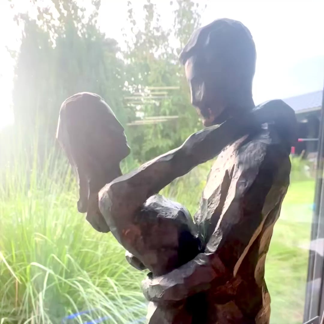 Dekorativ figur af dansende par med gravering – romantisk gave til bryllup eller jubilæum – højde 28 cm, lavet af polyresin, elegant design i dybe farver
