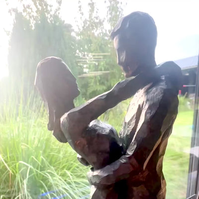 Dekorativ figur af dansende par med gravering – romantisk gave til bryllup eller jubilæum – højde 28 cm, lavet af polyresin, elegant design i dybe farver