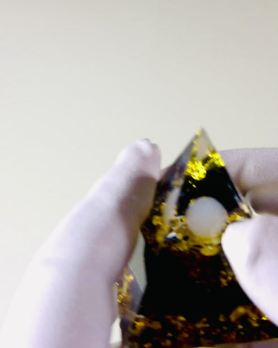 Orgonitpyramide med Obsidian – Chakra Energigenerator, Reiki Meditationsværktøj med Naturlig Sten