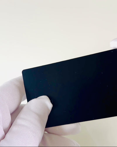 Eksklusivt Sort Metal Visitkort med Mulighed for Personalisering – Ideel som Gave