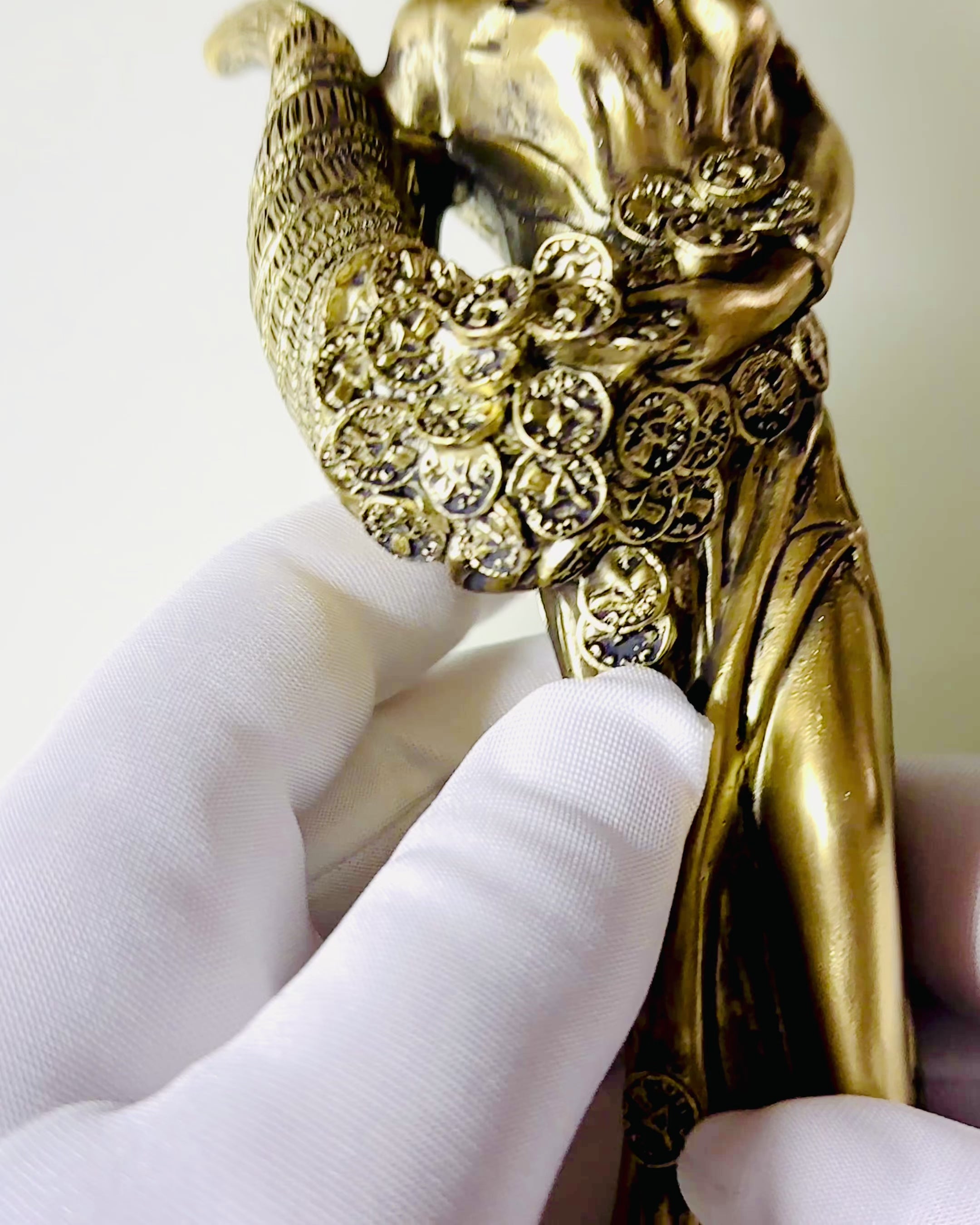 "Posen af Gudinden Abundans" - Dekorativ Resin Statue af Fortuna til Hjem og Kontor