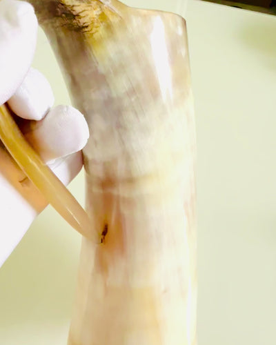 Krus 'Majstersztyk' med udskæringer og mulighed for personlig gravering - 5 farvevarianter