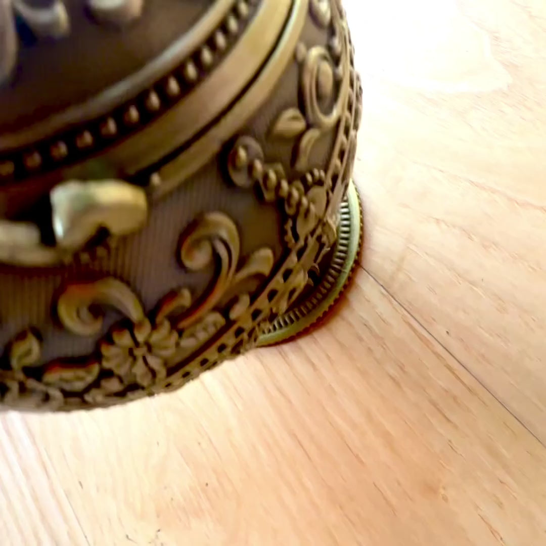 Elegant metalaskebæger kugle med gravering