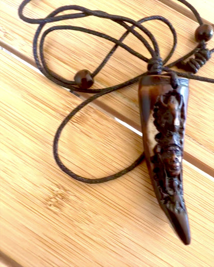 Wilczy Kieł halskæde, amulet af harpiks - Naturens Mystiske Kraft, mulighed for personlig gravering som gave