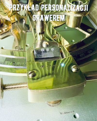 Kunstnerisk sekstant i gylden farve - mulighed for personliggørelse med gravering