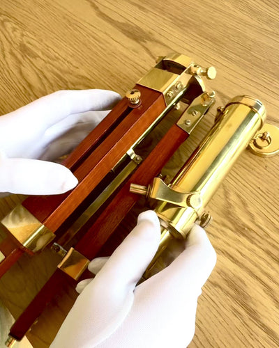 Celestial-lup på Træstander 41 cm, mulighed for personalisering med gravering som gave