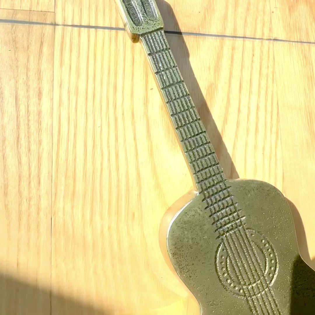Metal dekorativ guitar MUS-20 med mulighed for personlig gravering