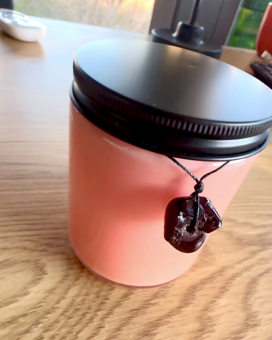 Intentionel sojavokslys 250 ml med naturlig sten – vælg din energi: Citrin eller Granat, personliggørelse med gravering som gave