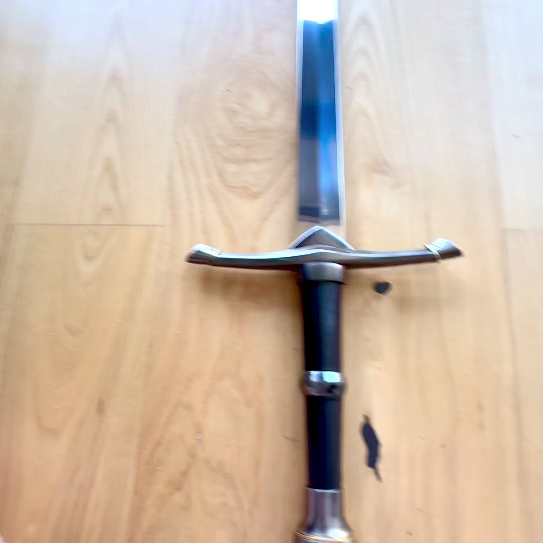 Ridderstålsværd i skede, 105 cm – elegant replika i rustfrit stål med mulighed for gravering