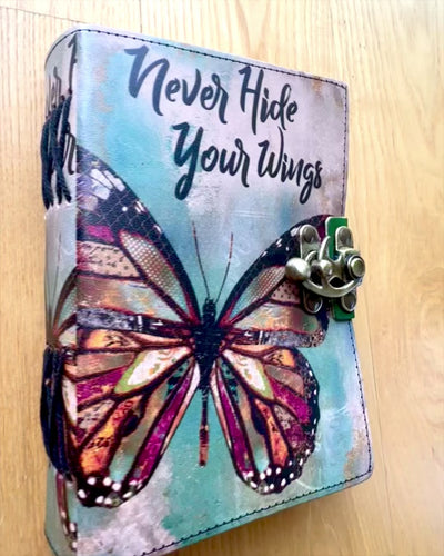 Lædernotatbog Inspirationssommerfugl Skjul aldrig dine vinger – 13 × 18 cm