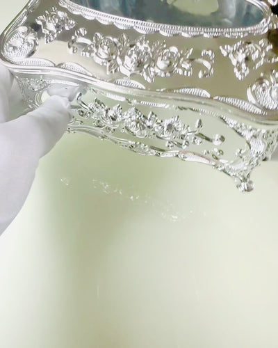 Elegant æske til servietter med præget blomster - Servietbeholder