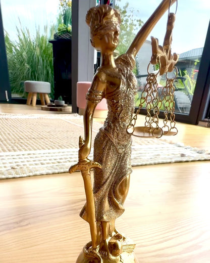 Statuette af Retfærdighedens Gudinde – Kunstnerisk Dekoration til Hylde, Håndværk af Harpiks, tilpasning med gravering