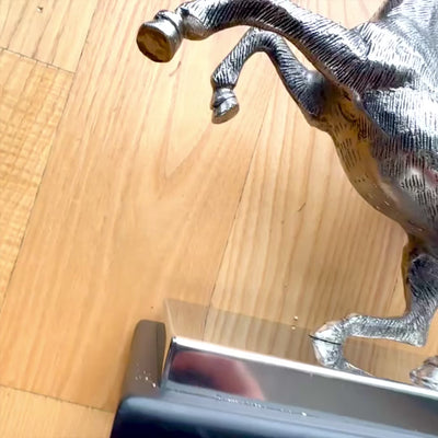 Dekorativ pegasusfigur i aluminium på stål-træfod, personlig gravering, elegant gave til græsk mytologi-entusiaster, højde 36 cm, sølvfarve med sort fod