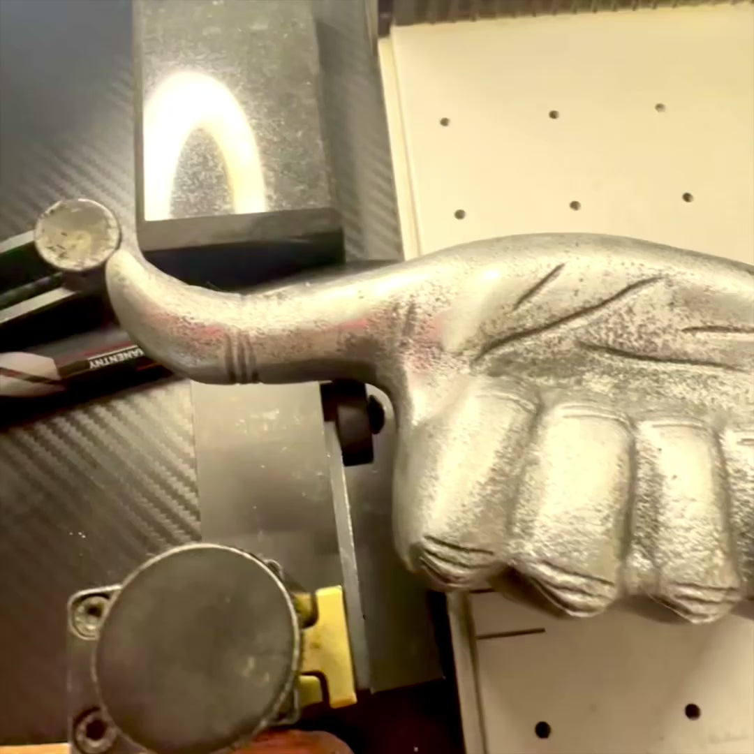 Dekorativ figur tommelfinger "OK" i aluminium 20 cm med mulighed for personlig gravering
