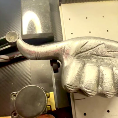 Dekorativ figur tommelfinger "OK" i aluminium 20 cm med mulighed for personlig gravering