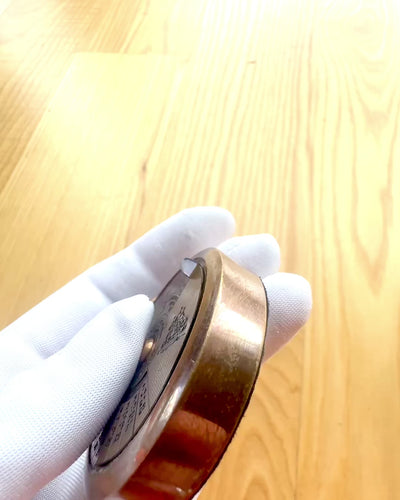 Mini Kaptajnskalender "Navigator" – messingdekoration med sejladsens sjæl, mulighed for gravering som gave, 5 cm i diameter