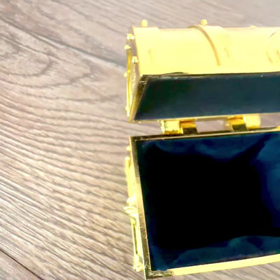 Retro Metal Skattekiste med Gravering - Sølvfarvet Kasse 7x5x5 cm