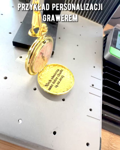 Guldfarvet lommeur i retrostil med mulighed for gravering