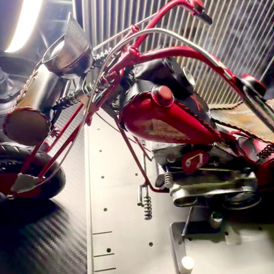 Stor klassisk metalmodel af chopper-motorcykel i rød med mulighed for personlig gravering