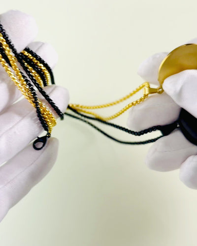 Vedhæng "Urban Elegance" – Rundt Medaljon i Rustfrit Stål i To Farver med Mulighed for Personlig Tilpasning