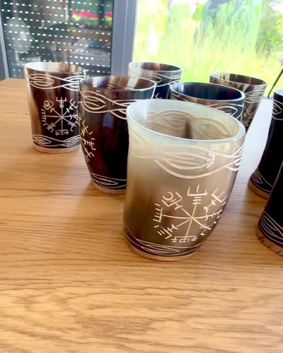 Valknut Håndlavet lille kop af bøffelhorn med nordiske symboler, mulighed for tilpasning som gave med gravering