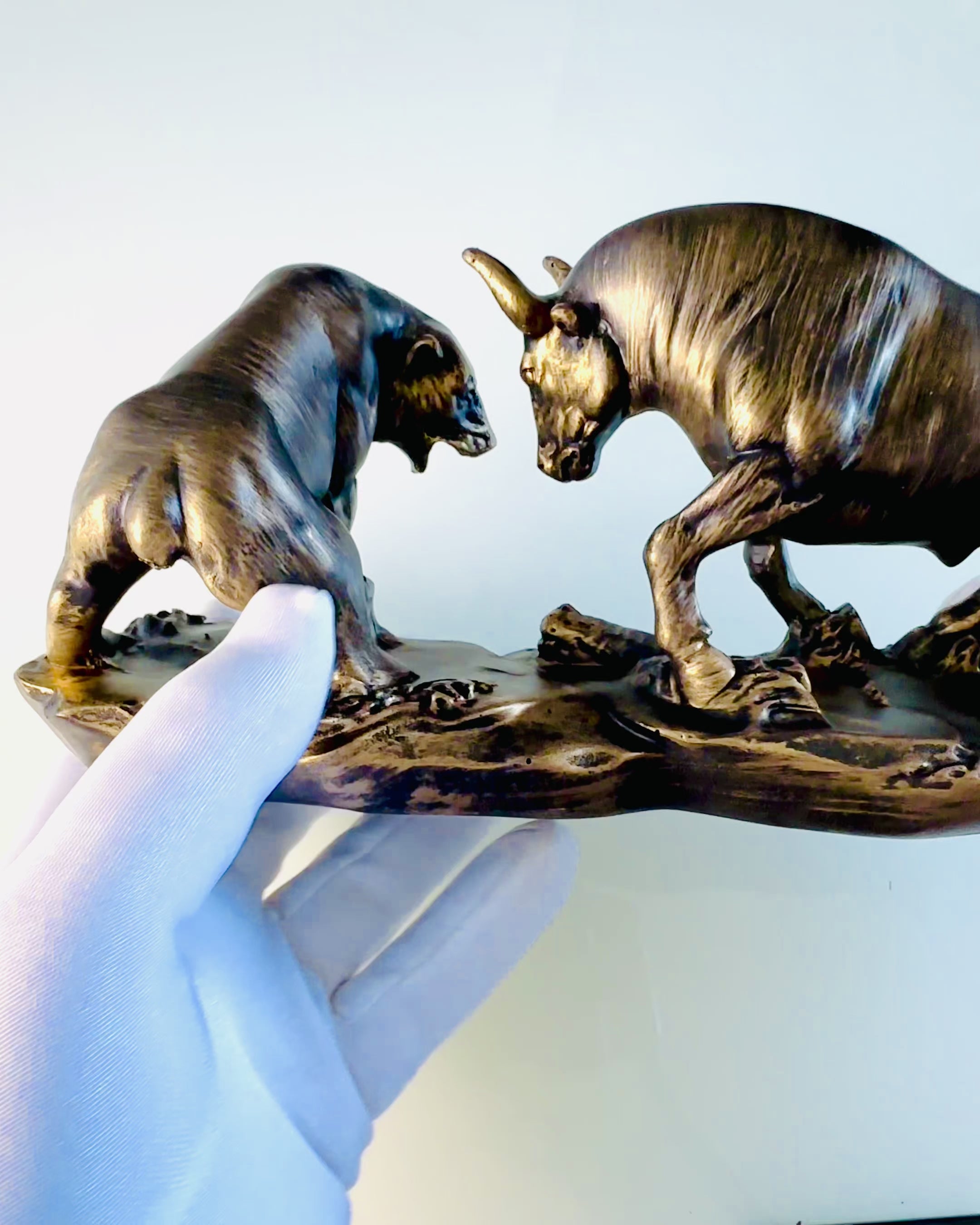 Skulptur "To rivaler" - Tyr og Bjørn - Symbolik for Finansmarkedet, Mulighed for Gravering - kobberfarvet