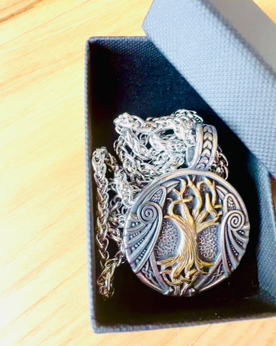 Halskæde "Livets Træ" i rustfrit stål med personalisering, med symbolet Aegishjalmur, (Frygtens Hjelm)