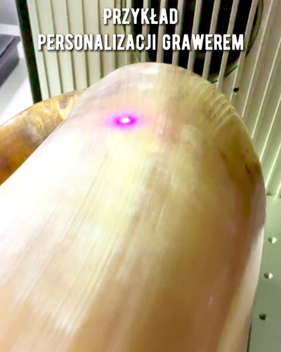 Krus 'Majstersztyk' med udskæringer og mulighed for personlig gravering - 5 farvevarianter