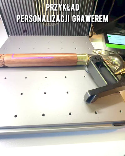 Håndskåret Rejsestok til vandring "Kongelig Vandrer" i brun med mønstre