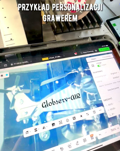 Metalmodel af helikopteren "SkyRider" – Justerbart skrivebordsstativ med personlig gravering som gave