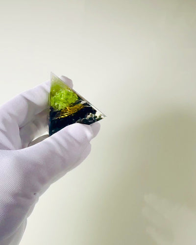 Orgonitpyramide Reiki med Naturlige Krystaller - Dekorativt Symbol på Chakraernes Energi Balance