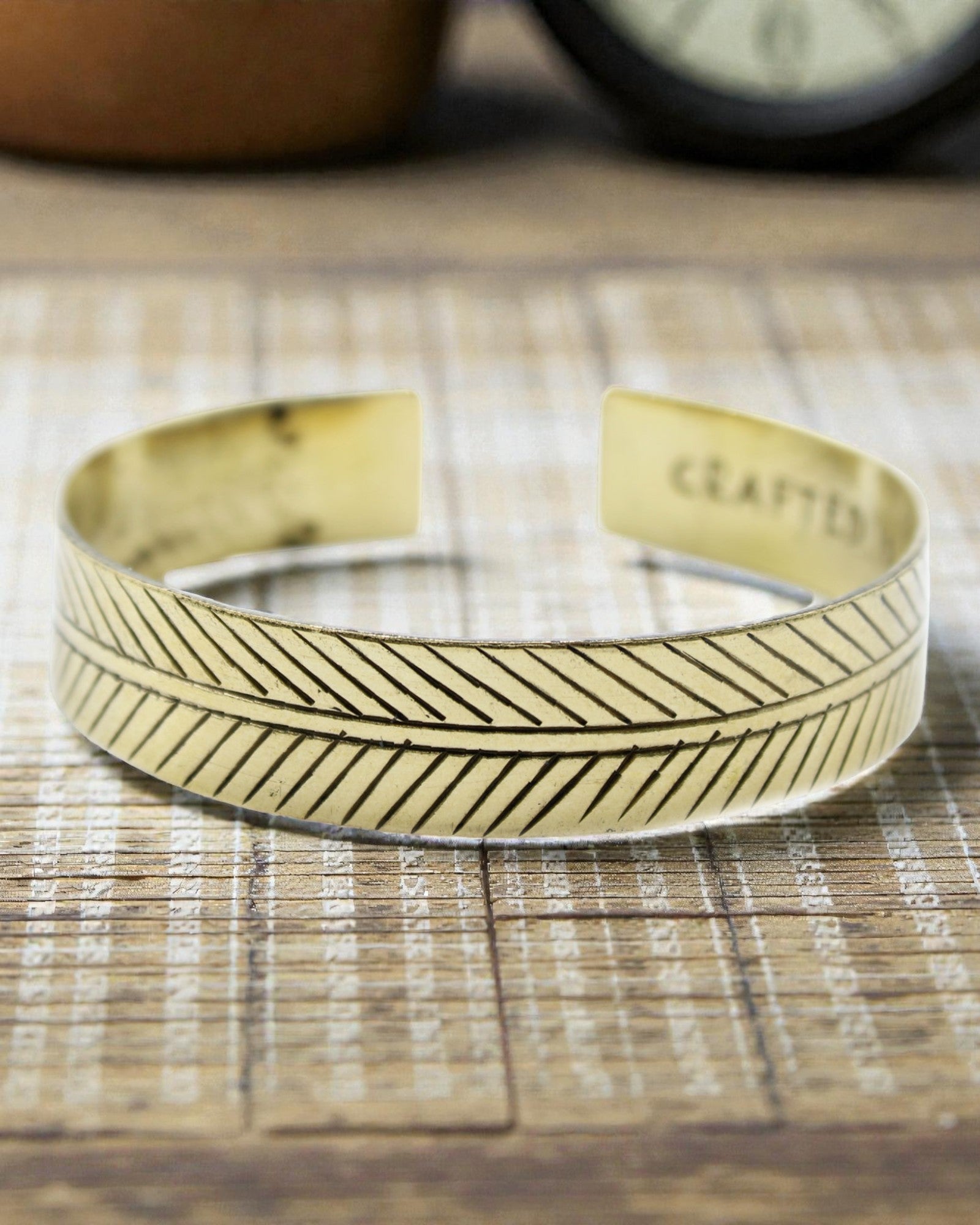 Tibetansk messingarmbånd Gyldent blad – bred tribal