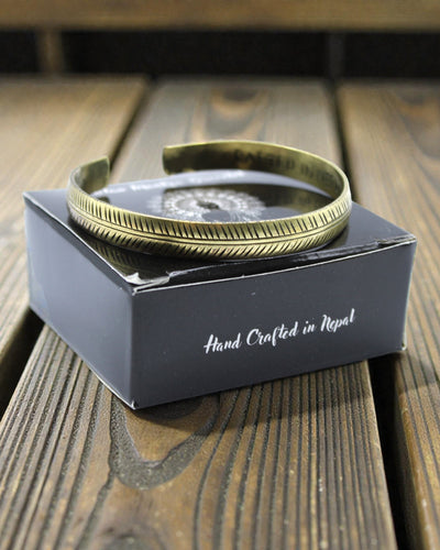 Tibetansk messingarmbånd Subtil natur – smalt blad